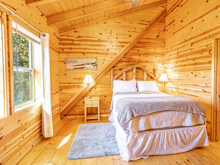 Ghorofa ya Master chumba cha kulala cha PILI kilicho na bafu kamili na mwonekano mzuri wa mlima/mto/televisheni ya skrini tambarare