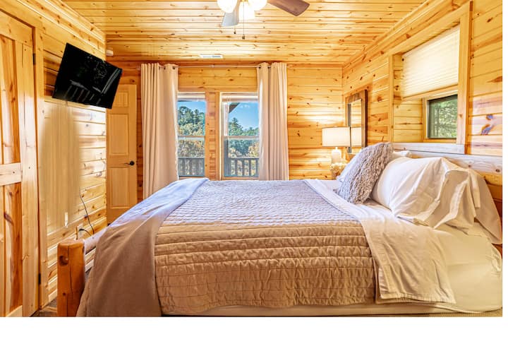 Chumba cha TATU cha kulala cha kiwango cha chini chenye bafu kamili na mandhari maridadi. Lala kwa sauti ya mto!