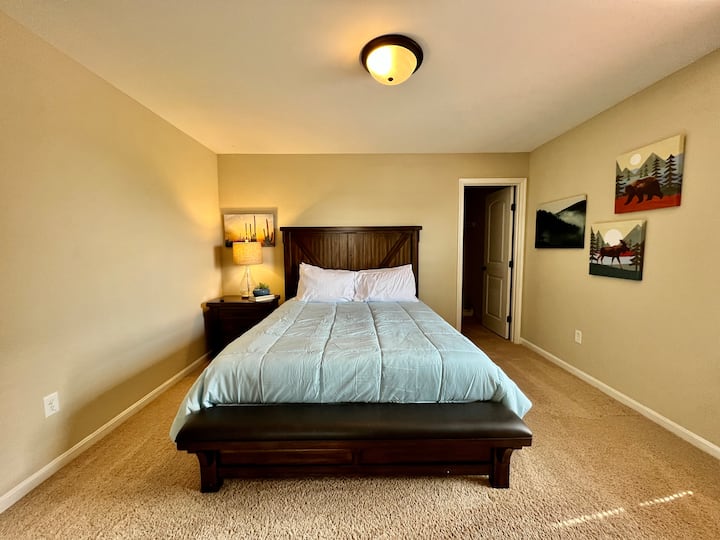 Disfruta de este dormitorio tamaño king sencillo pero bien decorado con mucho espacio de almacenamiento en el armario con vestidor. 