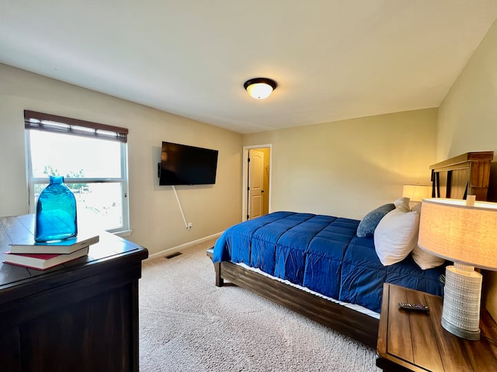 Disfruta de toda la luz natural en esta habitación queen ubicada en el segundo piso del alojamiento. 