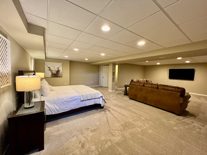 Otra vista de este enorme y acogedor sótano. 