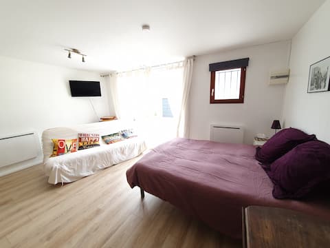 Large bright studio for 4 people – 25 minutes from Paris