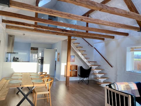 Hedvig, the handrailers the house.