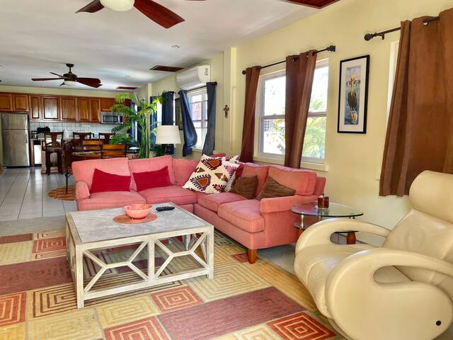 Pura Vida’s 3 Bed Ocean Front Villa, Pool & Dock gallery image 2