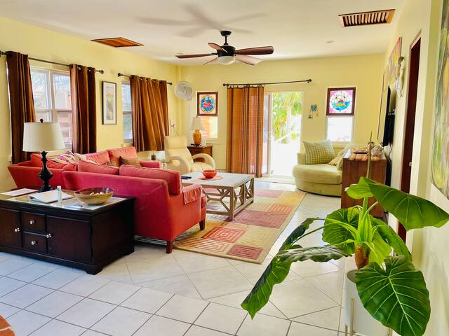 Pura Vida’s 3 Bed Ocean Front Villa, Pool & Dock gallery image 5