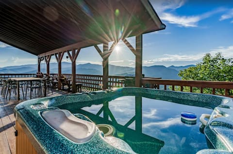 Majestic View! Hot tub, pool table, 3 miles to NOC