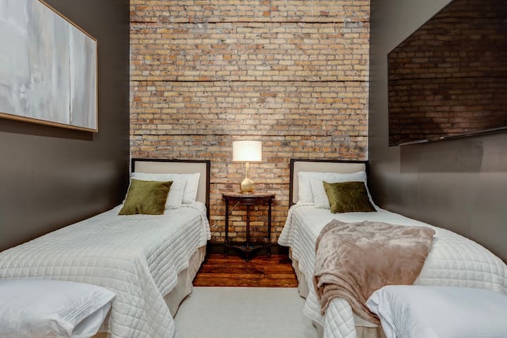 2nd bedroom with twin beds and a smart TV