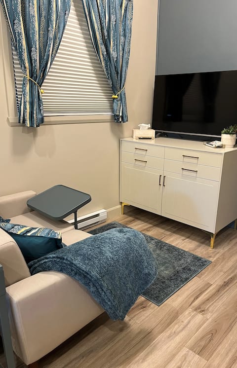 Top performing Airbnb: Quiet Studio: King Bed, Free Parking & Patio in Charlesbourg