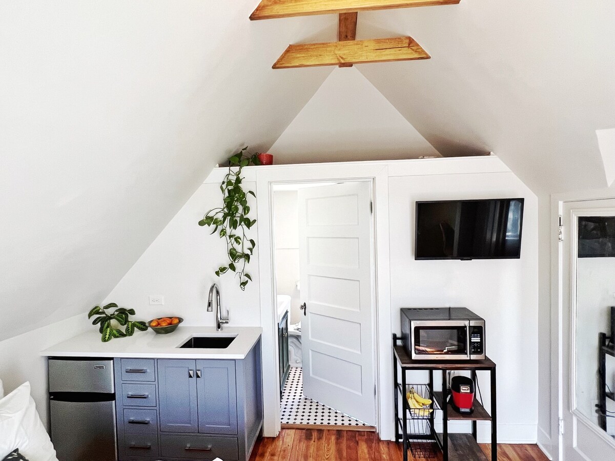 Popular Airbnb listing: Newly renovated guesthouse in walkable area! in North University