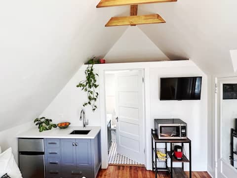 Popular Airbnb listing: Newly renovated guesthouse in walkable area! in North University
