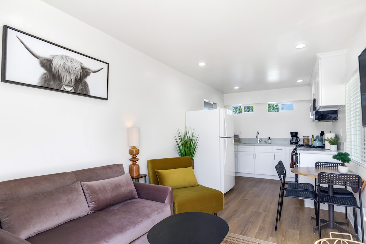 سرير أريكة بالحجم الكامل وسرير واحد