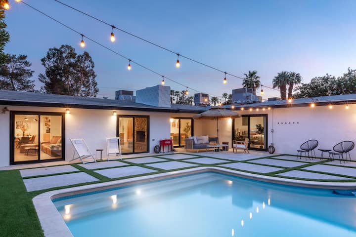 Tiki Mid Mod Vegas Pool House - Las Vegas, NV