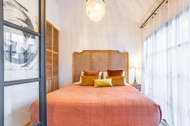 Lit king size avec armoire, télévision connectée, stores télécommandés et portes coulissantes donnant sur le jardin balinais. 3,2 m x 3,2 m