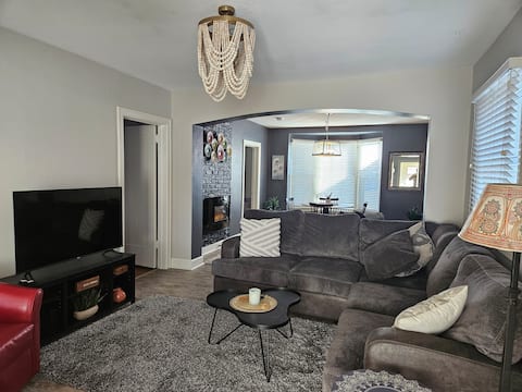 Popular Airbnb listing: Downtown Bungalow - Entire house close to College in Helena