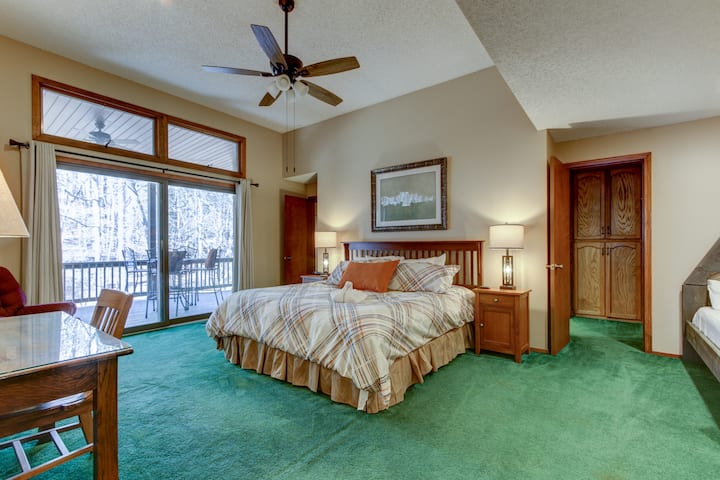 Dhoma jonë kryesore e gjumit është jashtë dhomës së madhe dhe pranë barit të lagur. Kam një krevat dopio "king" dhe një krevat marinari