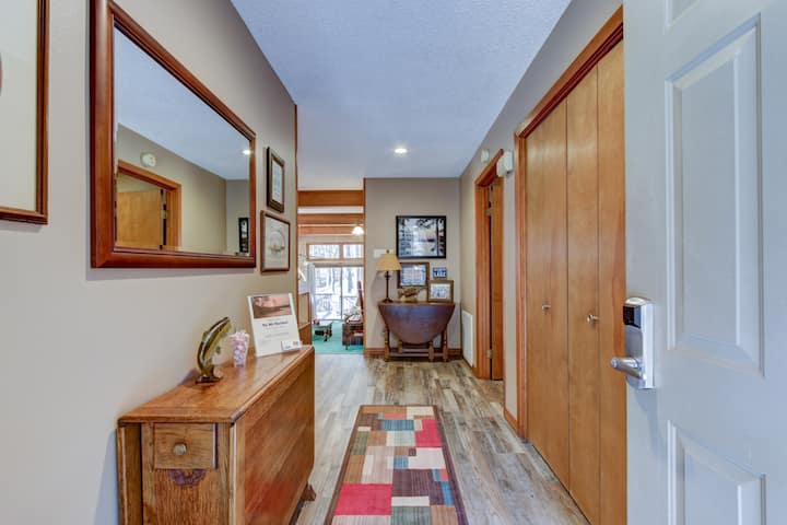 E dimë që do të ndihesh si në shtëpi në minutën që hyn në apartamentin tonë kondominial buzë ujit