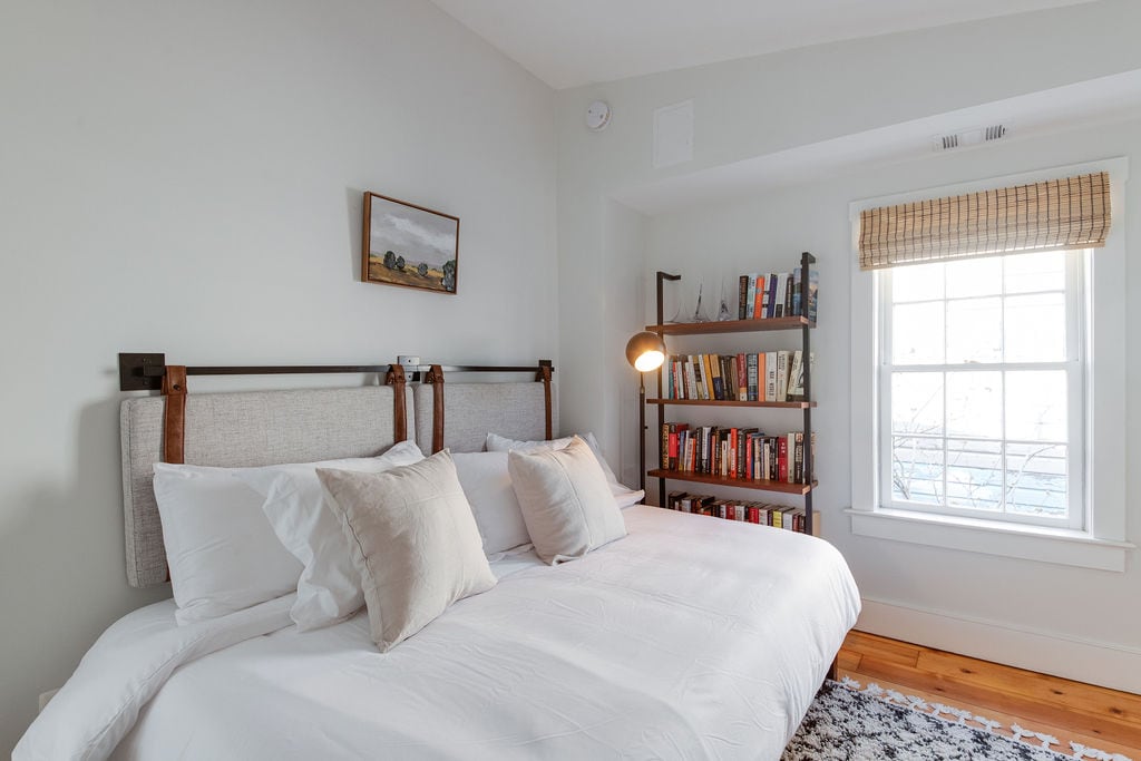 2nd Floor Bedroom 2- Full bed.