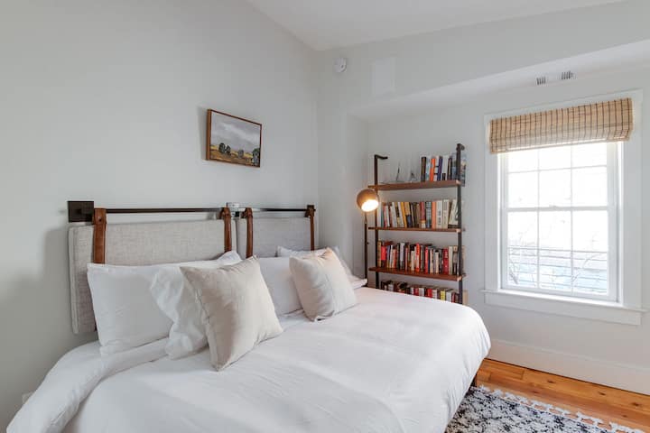 2nd Floor Bedroom 2- Full bed.