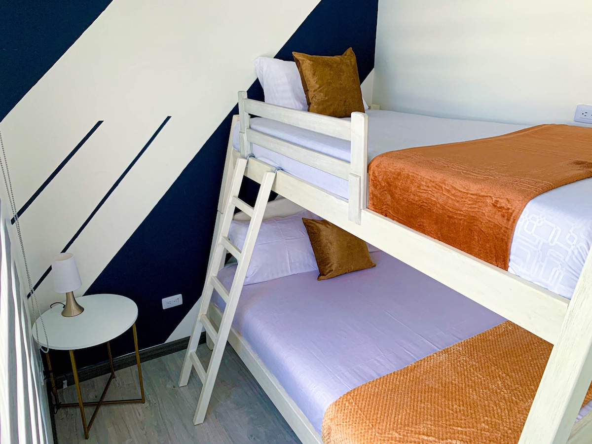 Habitación #2 ideal para tu familia o amigos. Hasta para 3 personas cómodamente.