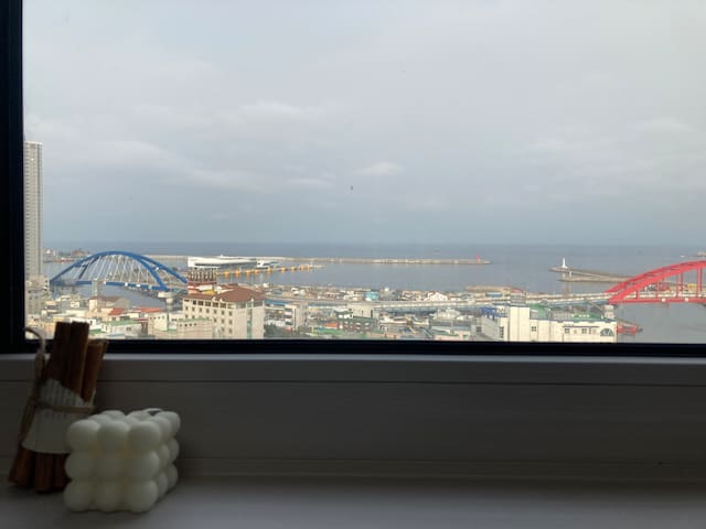 [Vivid Casa] # Sunrise Restaurant #1.5 Suite Room_Separate bedroom room_Spacious and comfortable # Lake & Ocean_Twin View # Free Netflix