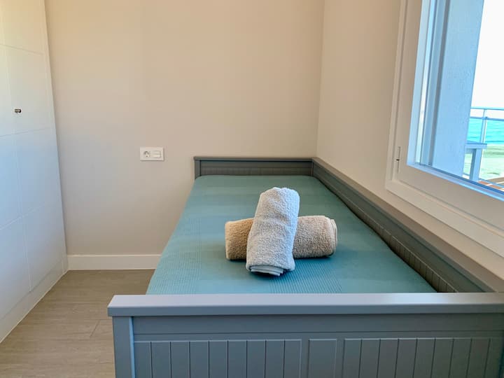 Dormitorio 4 con una cama supletoria debajo de la que se muestra en la imagen. Vista al mar.