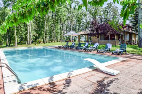 Villa with garden, pool and AC