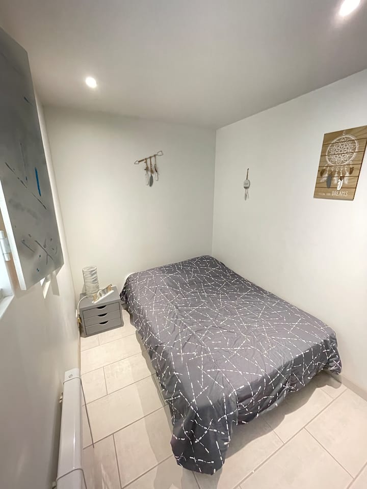 غرفة نوم مع خزانة مدمجة