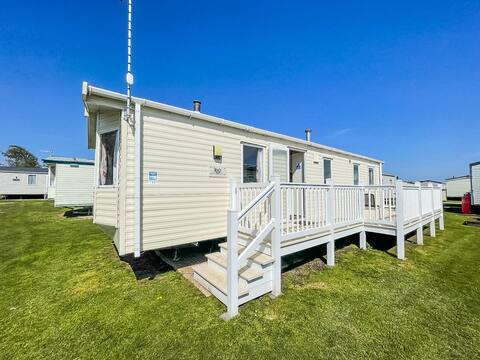 Caravan with decking & WiFi in Suffolk ref 20011BS
