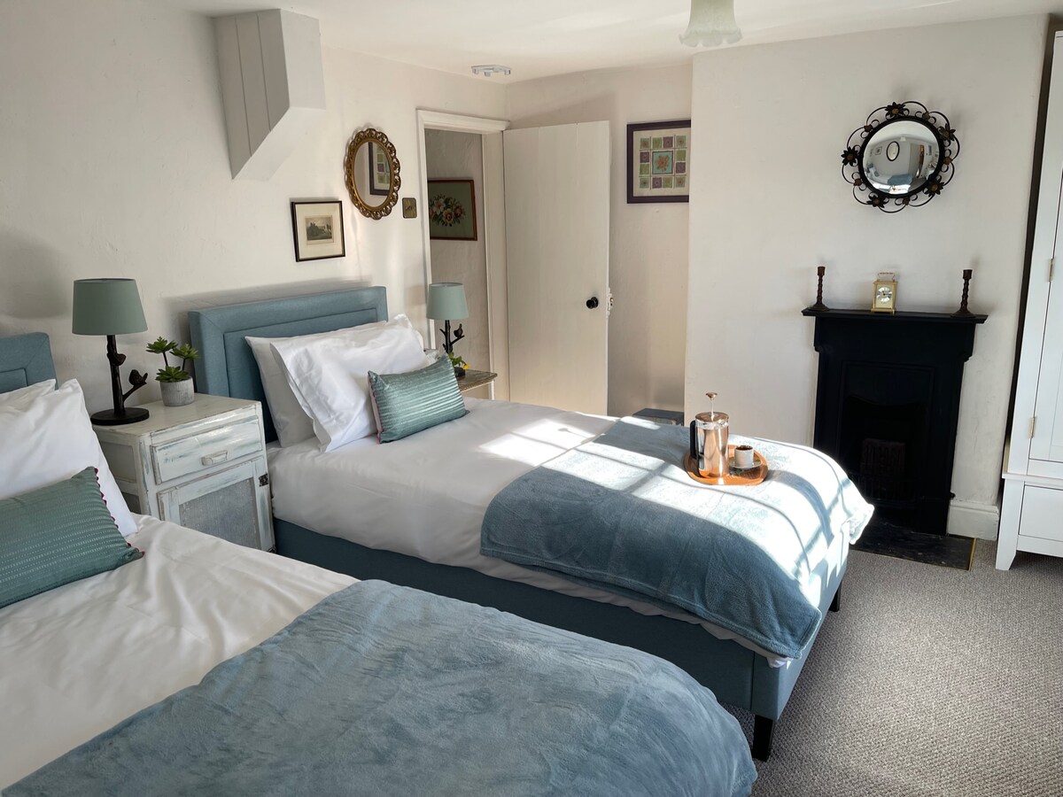 Dvojlôžkové postele (dajú sa spojiť) s luxusnou posteľnou bielizňou.