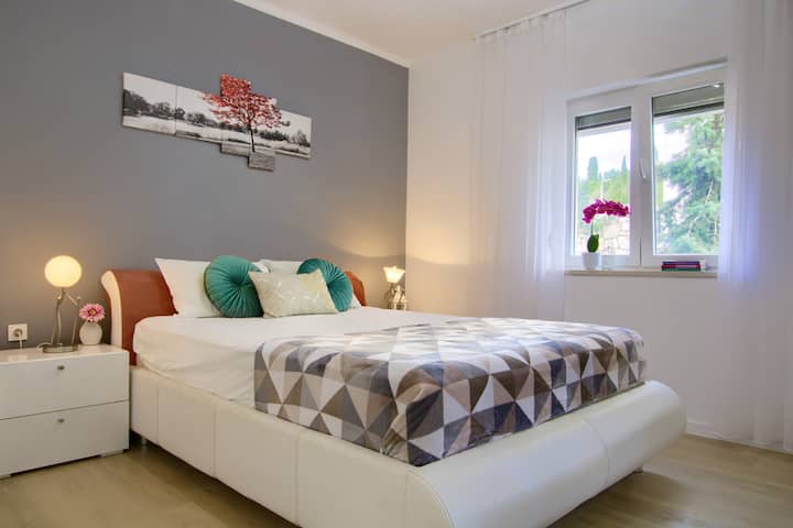 מקומות הלינה מציעים שפע של מקום להירגע במיטות נוחות אחרי יום של בילוי בחוף הים.