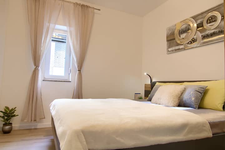 המארחים שילבו אלמנטים מודרניים במקום האירוח תוך שמירה על אופיו הים תיכוני המקורי.