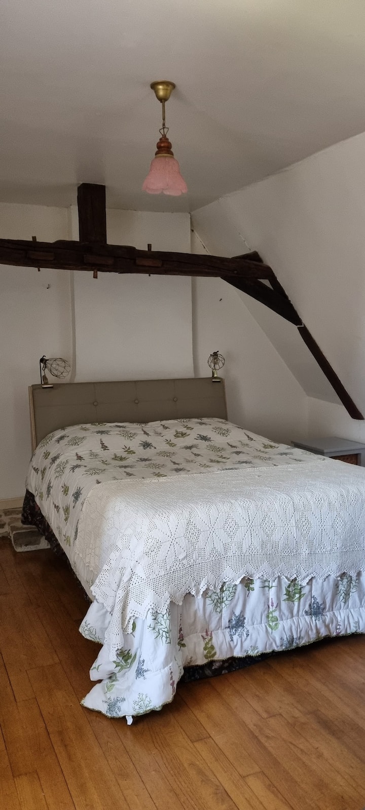 Chambre parentale. 
Lit double.
Penderie, nombreux placards. 
Vue sur la nature.