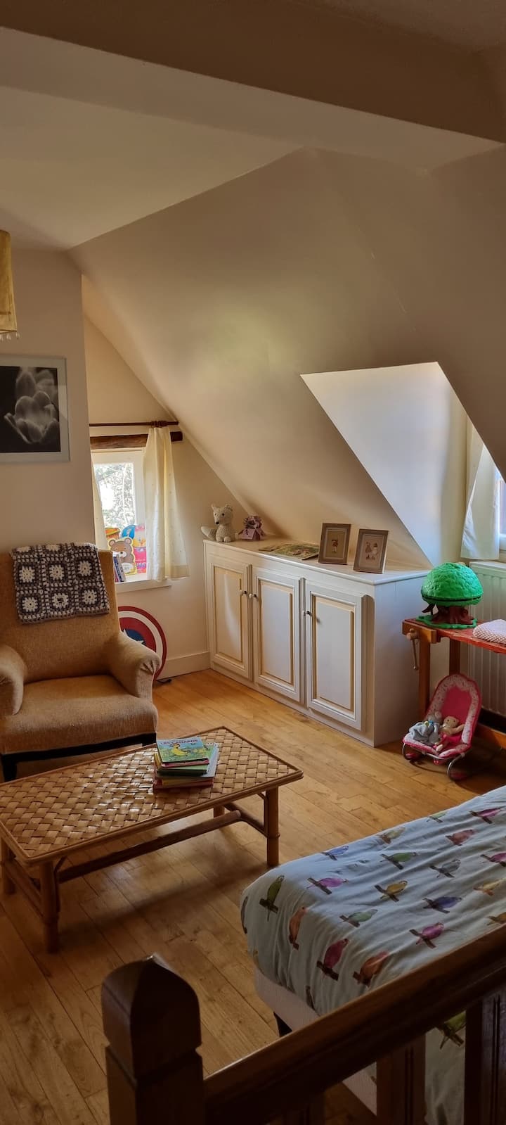 Seconde chambre sur mezzanine. 
Comprenant 2 lits simple 90 x 190. 
Des jouets, des livres pour les enfants. 
Des penderies. 
Vue sur la nature. 
Peut servir de lieu de repos, de lecture.