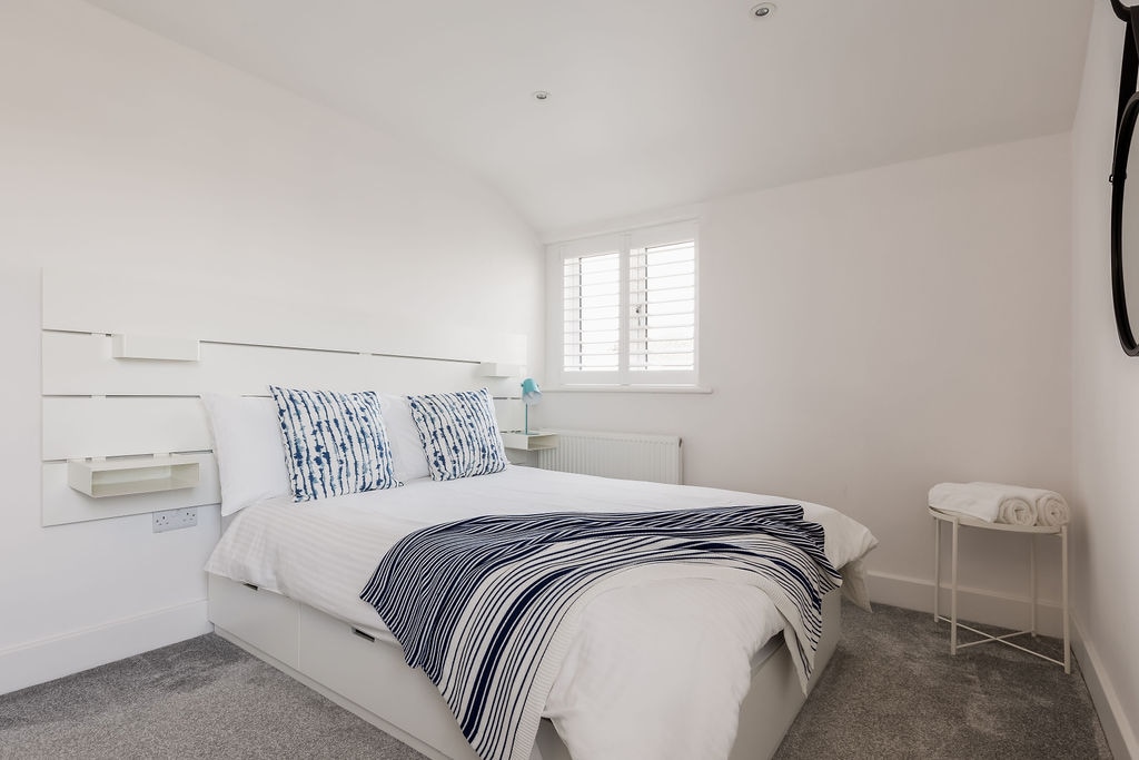 חדר שינה לאורחים בחזית עם נוף לנמל עם חדר מקלחת צמוד