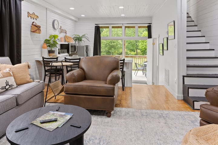 Sala de estar con sofá extraíble: escalones hasta el dormitorio