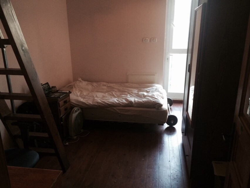 Dhoma e parë e gjumit - krevat dopio, ka verandën e vet. 