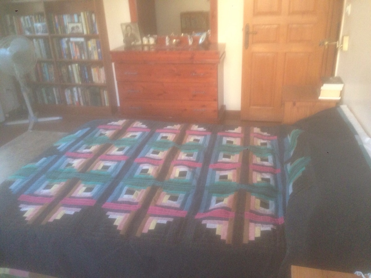 Dhomë gjumi kryesore me banjë en suite dhe krevat dopio. 