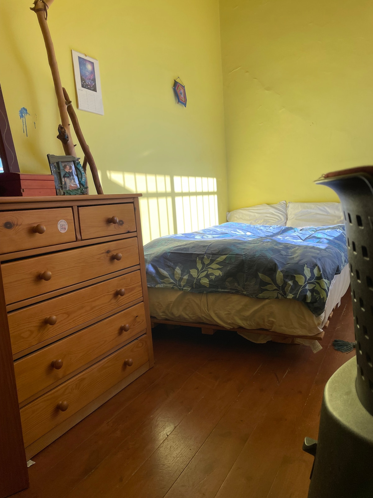 Dhoma e gjumit 3 me dritë të madhe dhe një krevat e gjysmë.