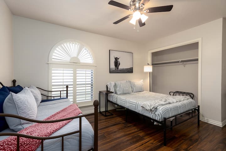 ห้องพัก: 1 ห้องขนาดใหญ่ 1 เตียงคู่ Trundle 