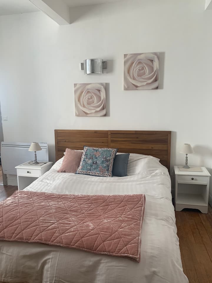 Kitanda cha watu wawili kilicho na bafu na choo cha kifahari. Armoire kubwa, kifua cha droo na kioo.