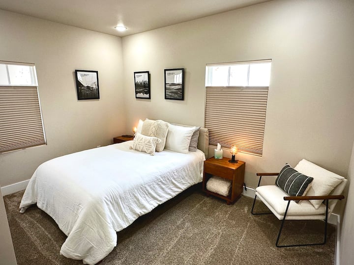 Chambre avant, queen size, station de recharge Qi, placard complet, porte-bagages