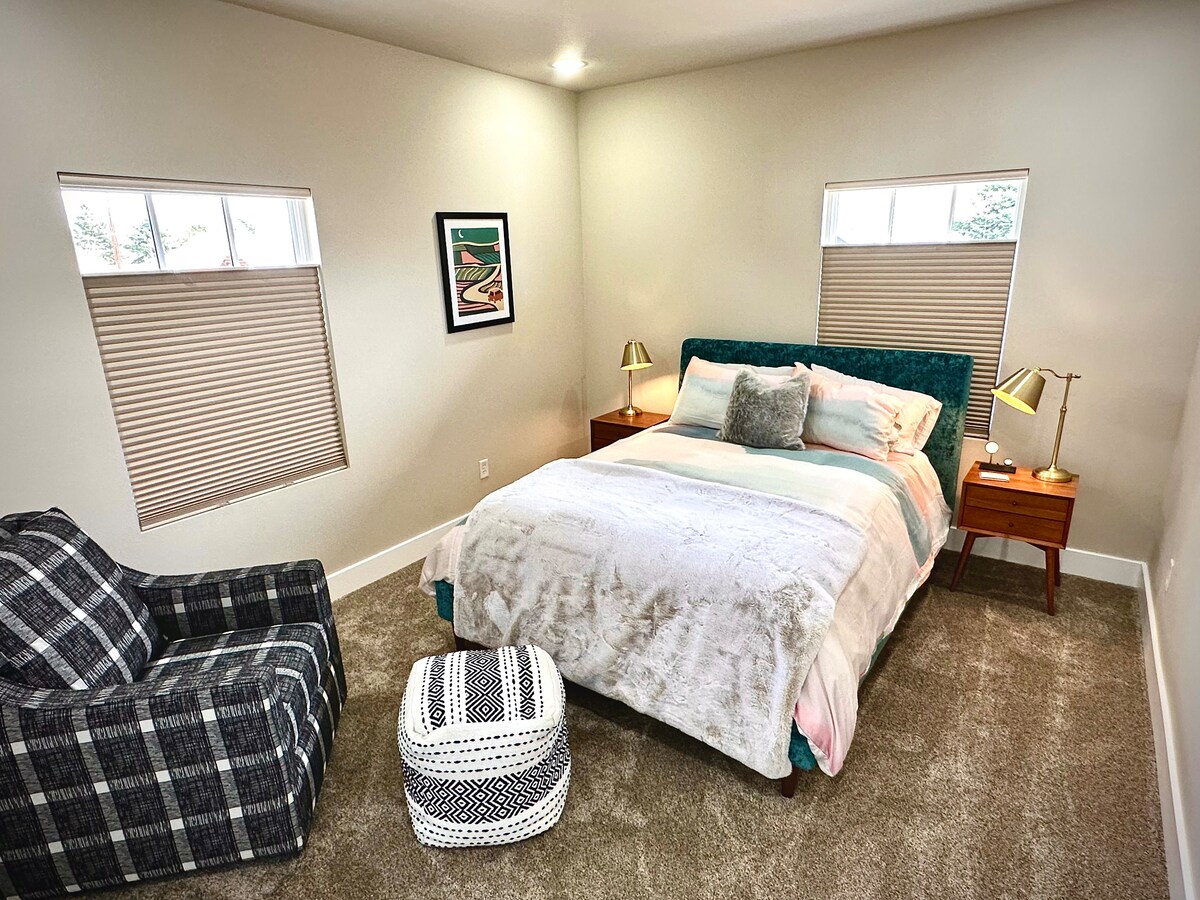 Მთავარი საძინებელი, ორადგილიანი საწოლი, უსადენო დამტენი სადგური, გასეირნება კარადაში