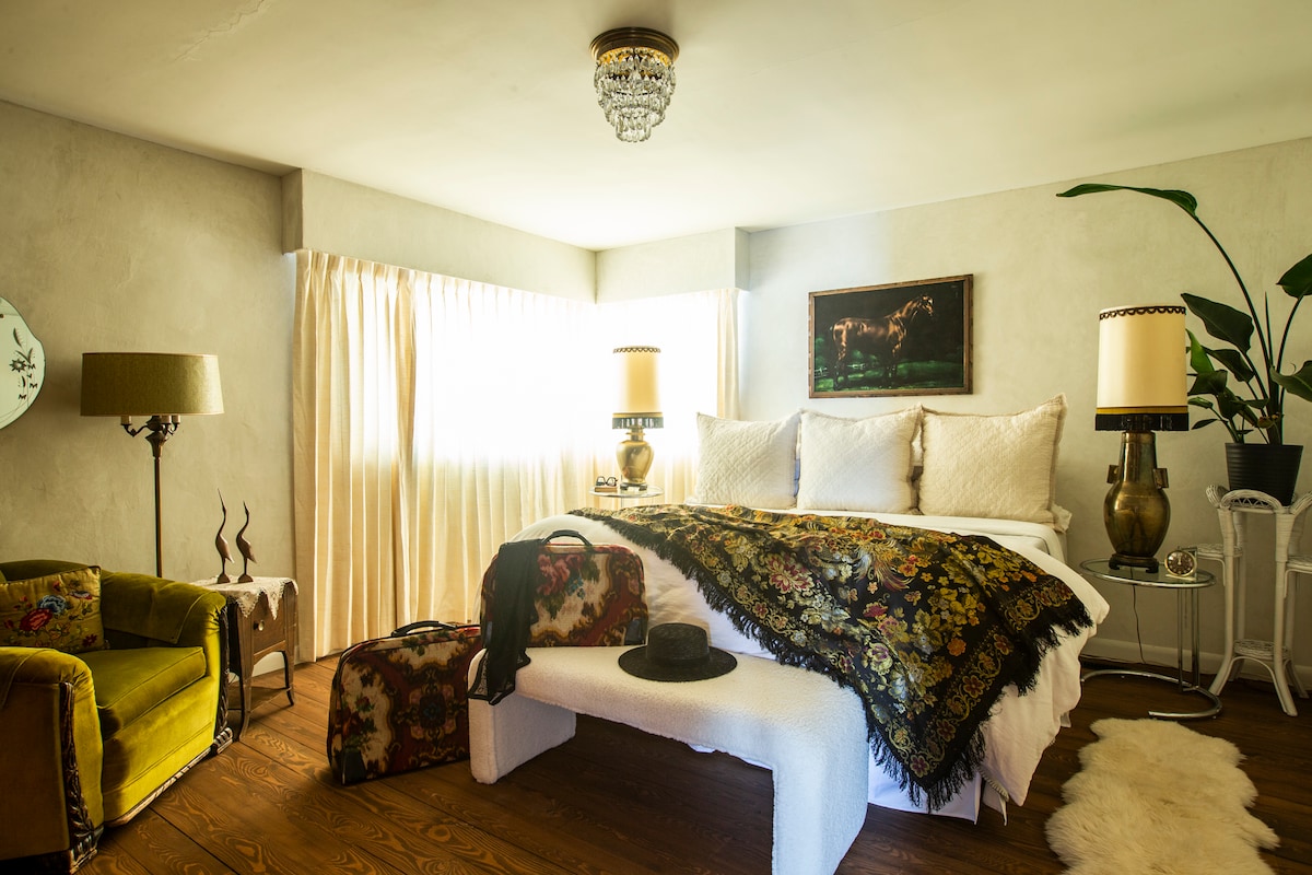 Master bedroom with king bed (comes with memory foam topper), all new linens. 