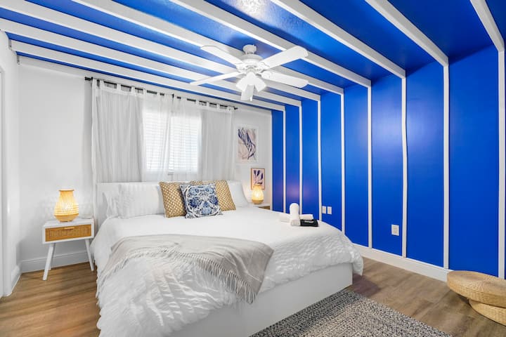 Glavna spavaća soba s pametnim TV-om i ormarom