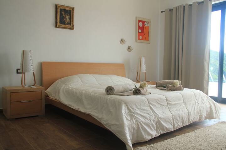 Hlavná spálňa s manželskou posteľou King a klimatizáciou , apartmán 1 vily