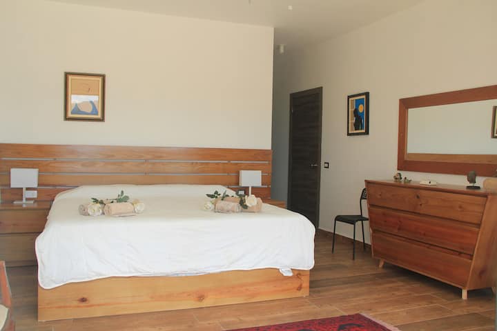 Hlavná spálňa s manželskou posteľou King ( apartmán 2 vily )