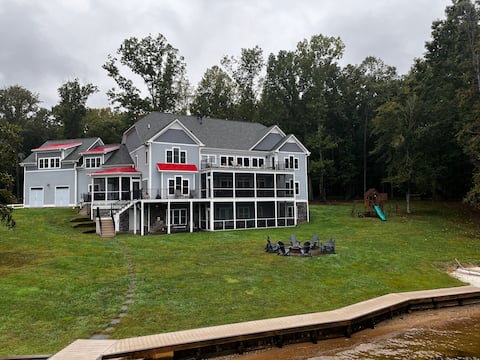 Eagles Cove-8 BR-Lakefront w/extras !