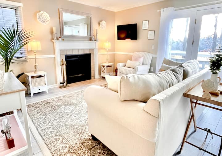 Útulná obývacia izba s kozubom so streamovacími službami a plyšovými prikrývkami