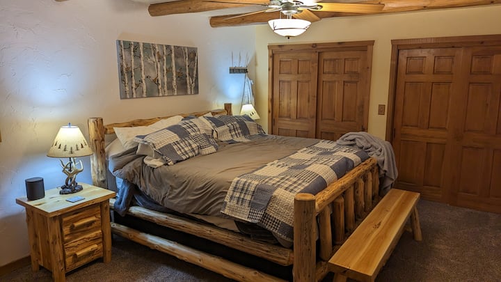 Sonos სპიკერი და თეთრი ხმაური სამაგისტრო საძინებელი King Premium Pillow Top საწოლი და ფუფუნება მაღალი თემა რაოდენობა ფურცლები. 