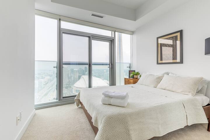 Corner Suite with Panoramic Lake & CN Tower View gallery image 4